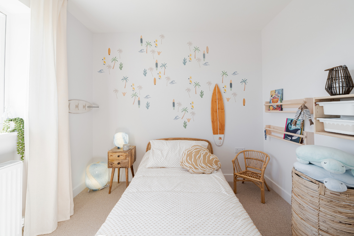 Airy bedroom in Admirals Green home